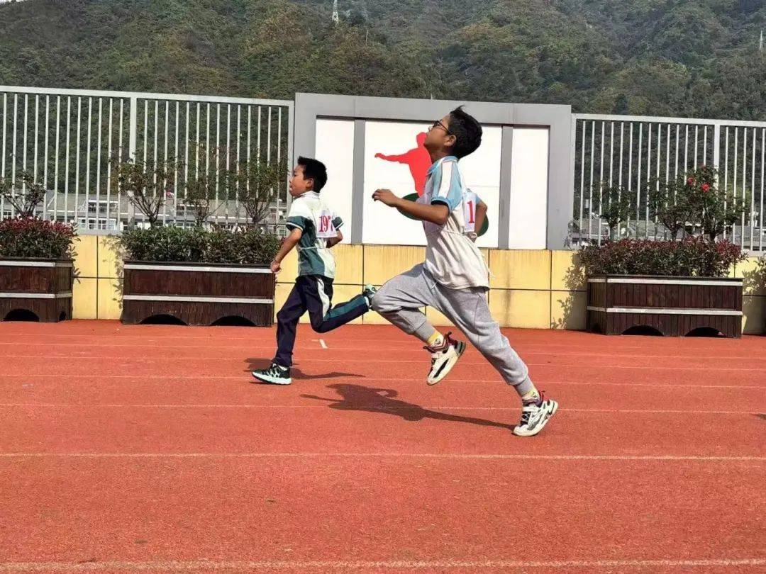 田径赛场角逐白热化，选手全力以赴